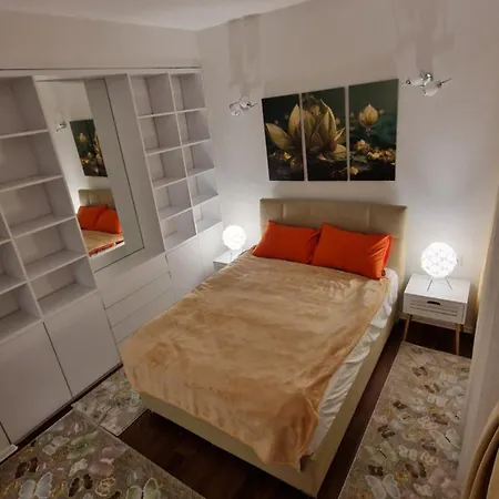 In Medias Res Aparheartmant