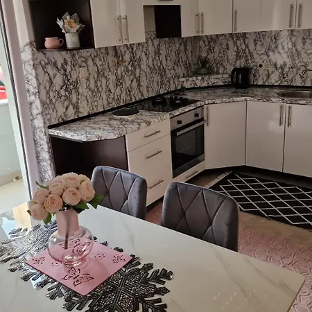 In Medias Res Aparheartmant *